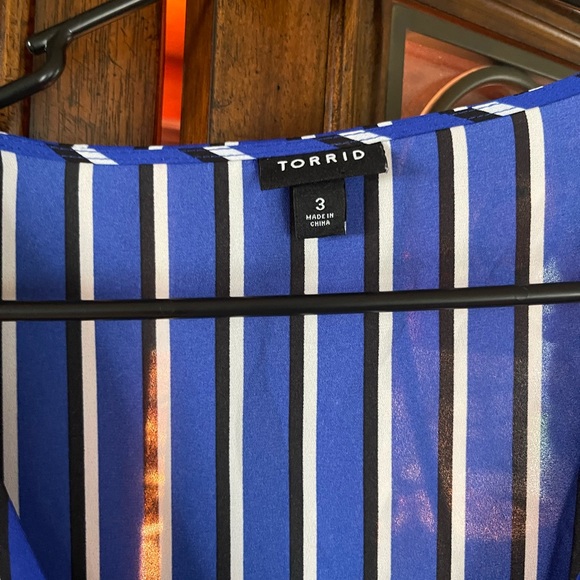 Torrid dress shirt. Torrid size 3 - Picture 2 of 2